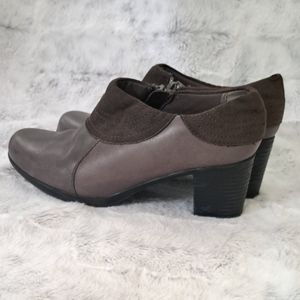 Clarks woman's brown leather neutral zip boot shoe. Size 8.5.